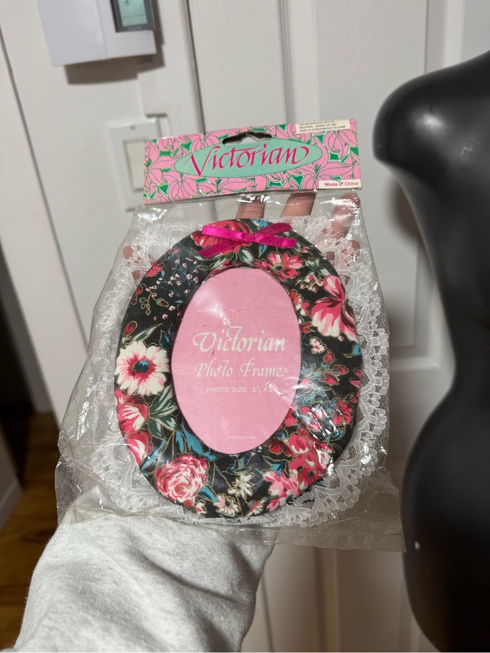 Floral Oval Photo Frame - - Picture 2 of 3
